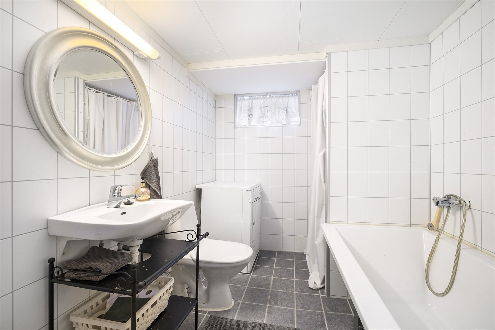 På bad/ vaskerom i kjelleren har du fasilitetene du trenger for et bad nummer 2. Galleribilde