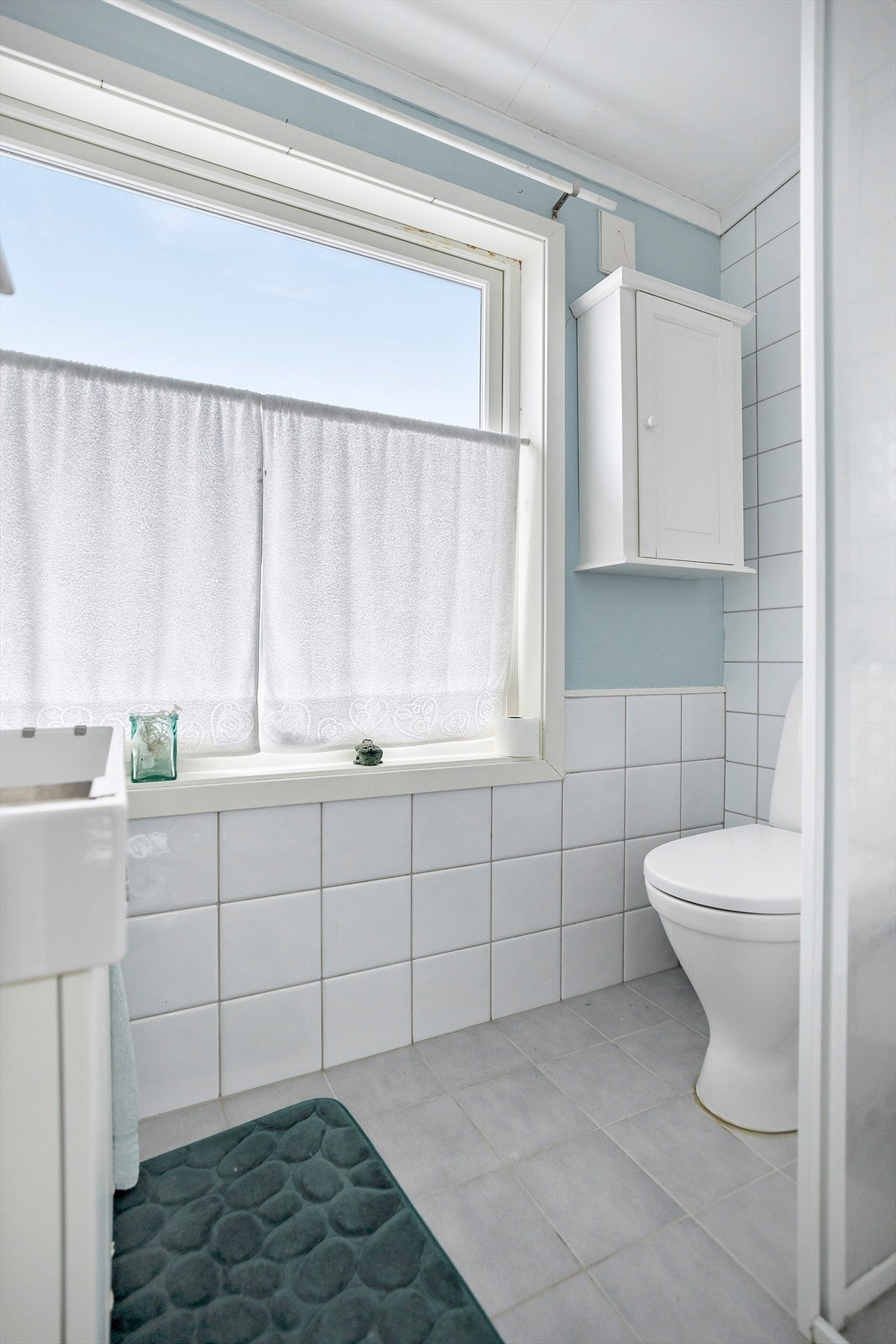 På badet har du flislagt gulv med varmekabler, dusjnisje, toalett og servant. Galleribilde