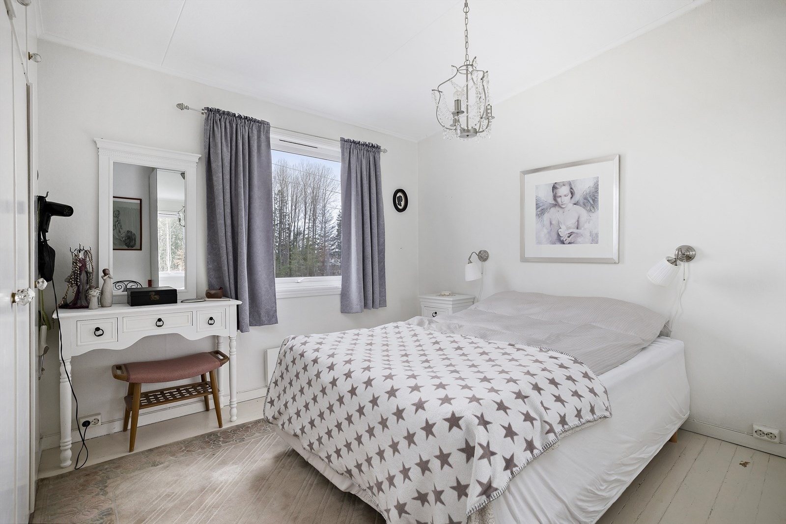 På hovedsoverommet har du store plassbygget garderobe Galleribilde