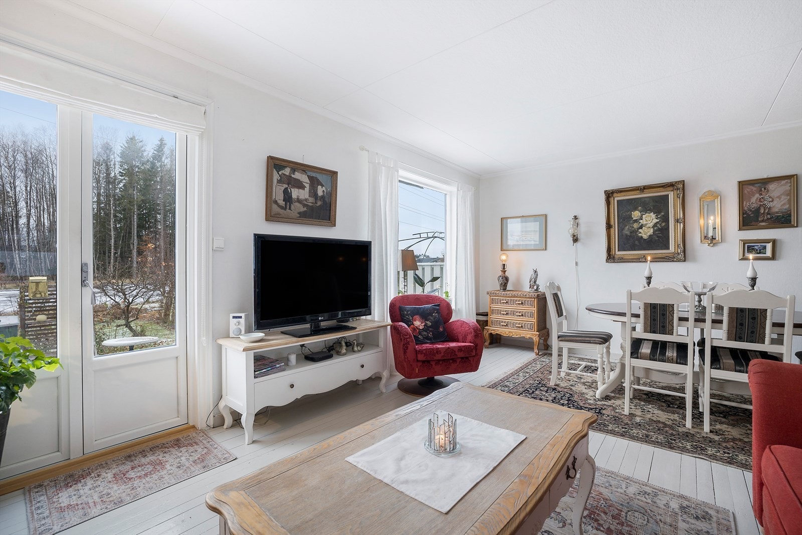 Her har du store vindusflater og terrassedør til uteplassen Galleribilde