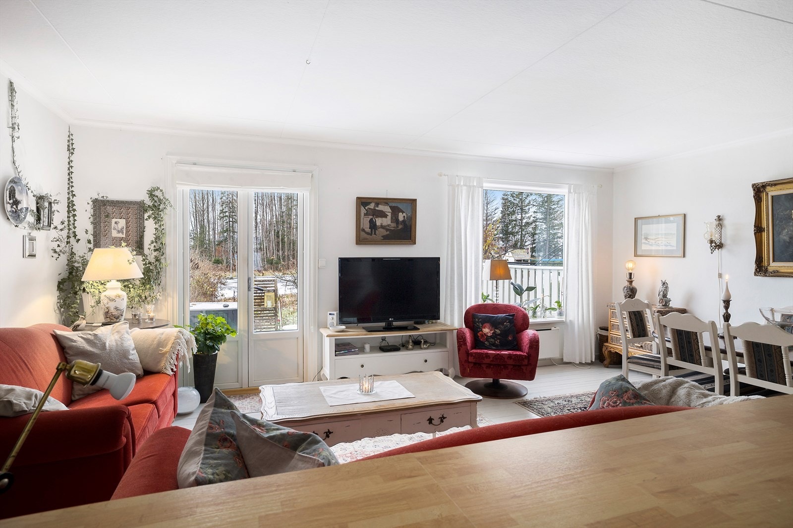 Det er plass til både spisestue og sofagruppe Galleribilde