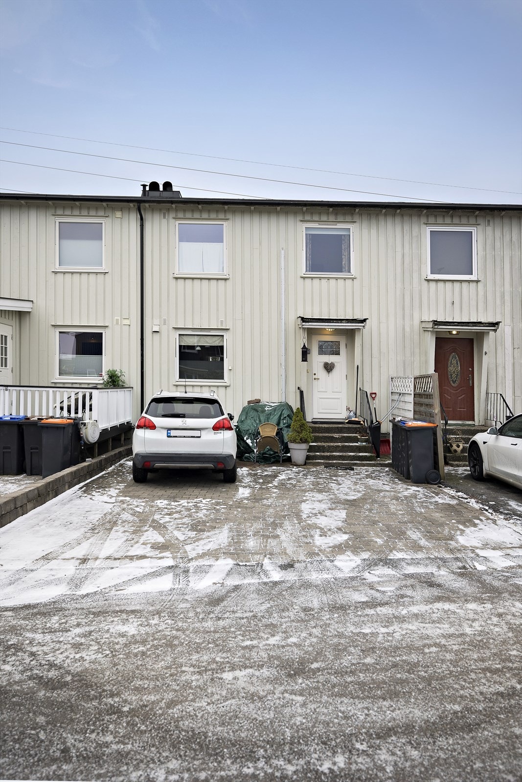 Ved inngangspartiet har du god plass til parkering Galleribilde