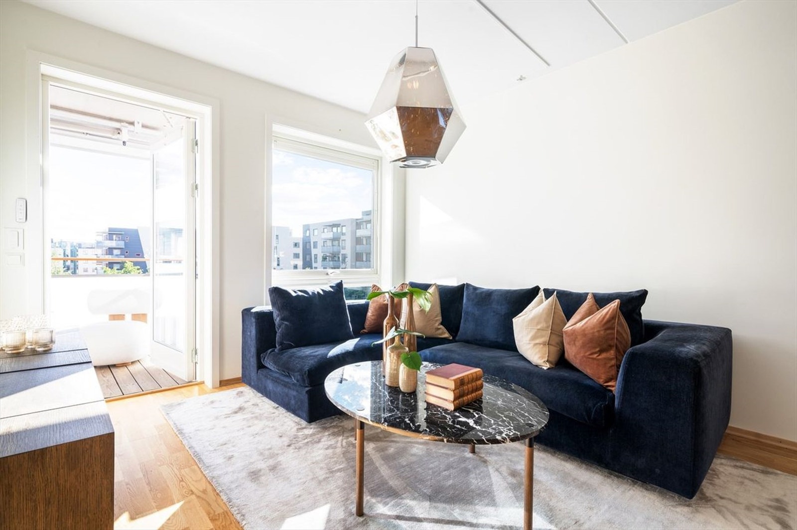 Stue med utgang til balkong. Galleribilde
