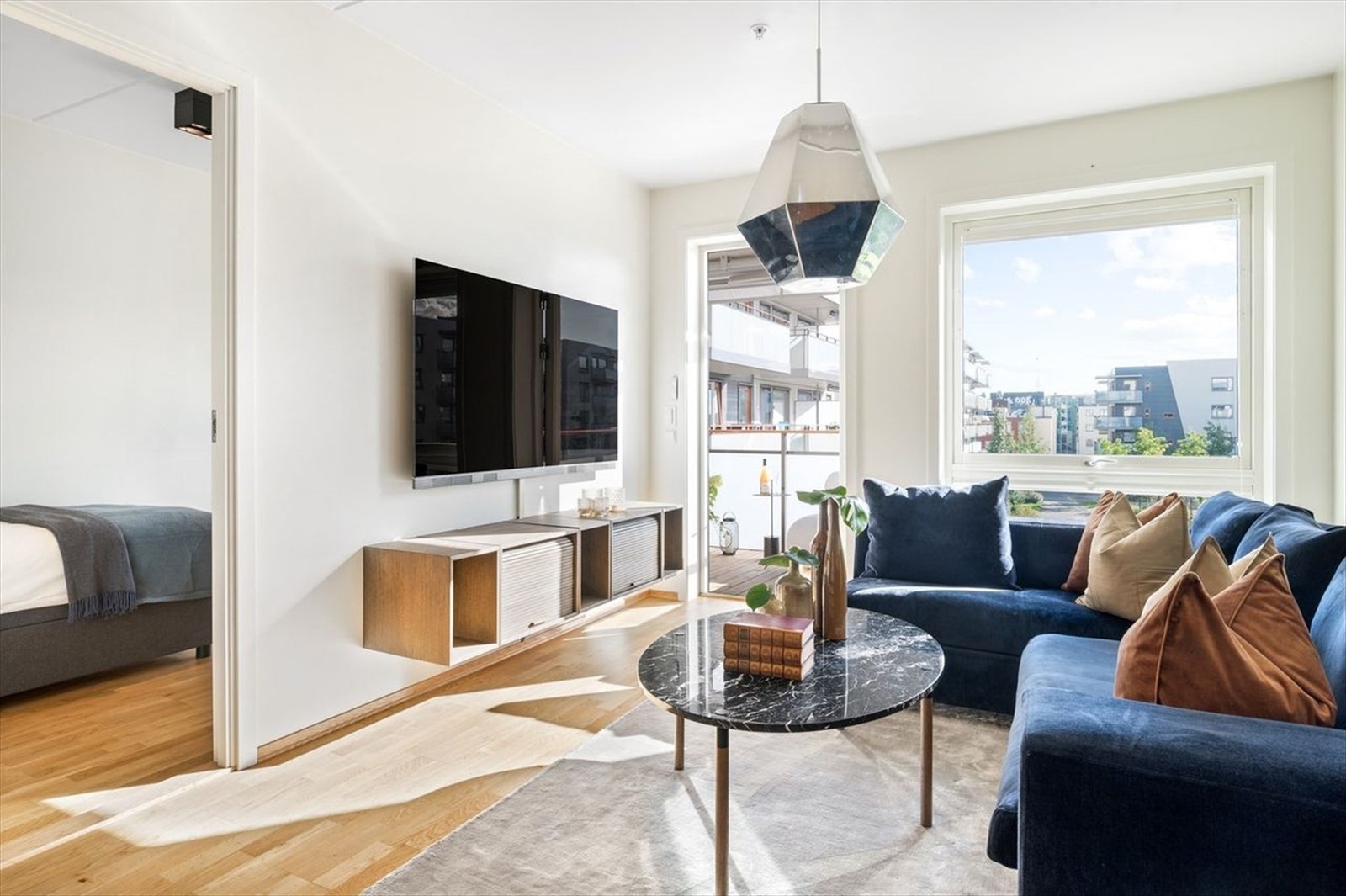 Lys og innbydende stue med god plass til møbler. Galleribilde