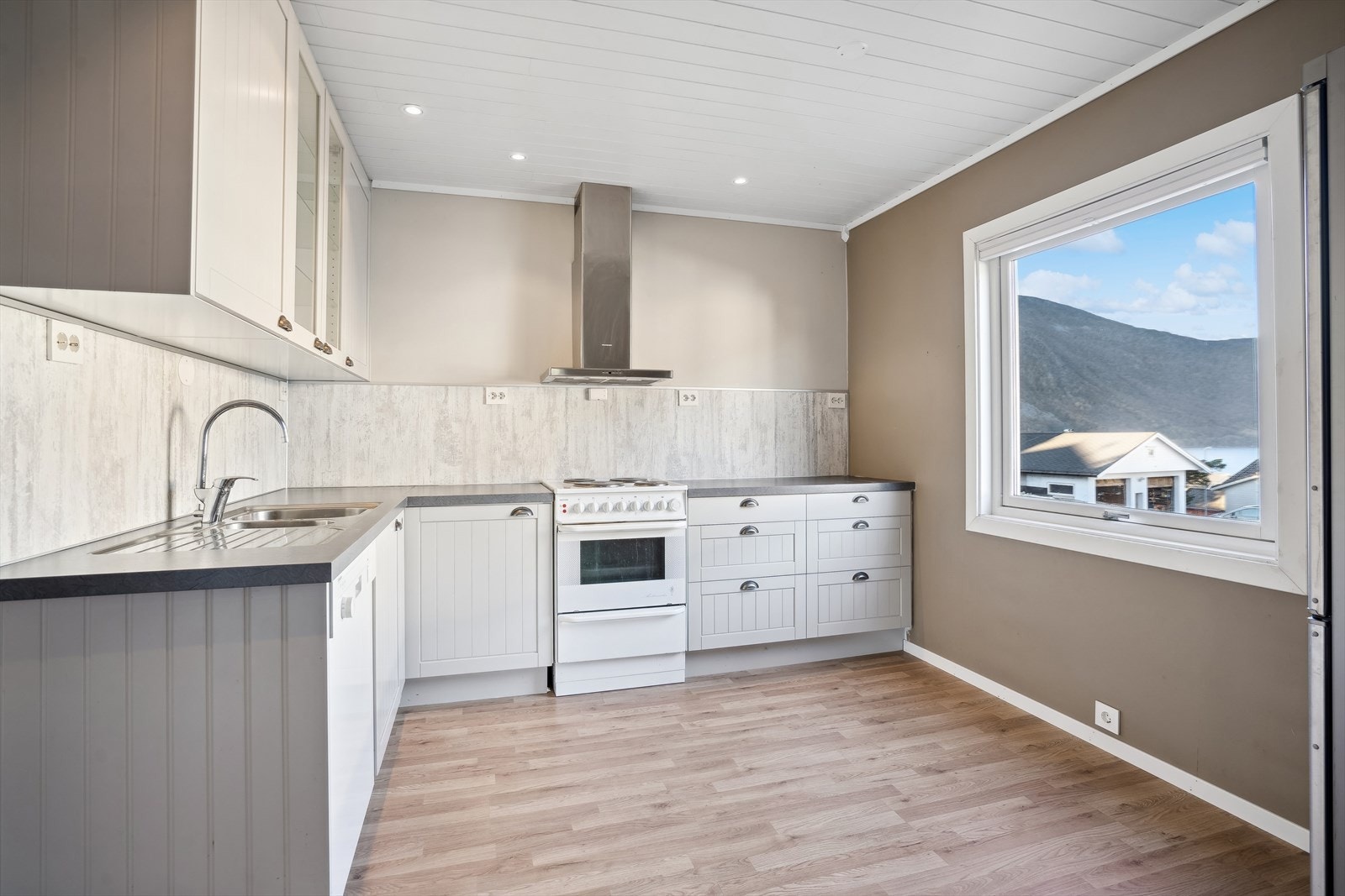 Kjøkkeninnredning med profilerte fronter, her er det opplegg for oppvaskmaskin. Også montert komfyrvakt Galleribilde