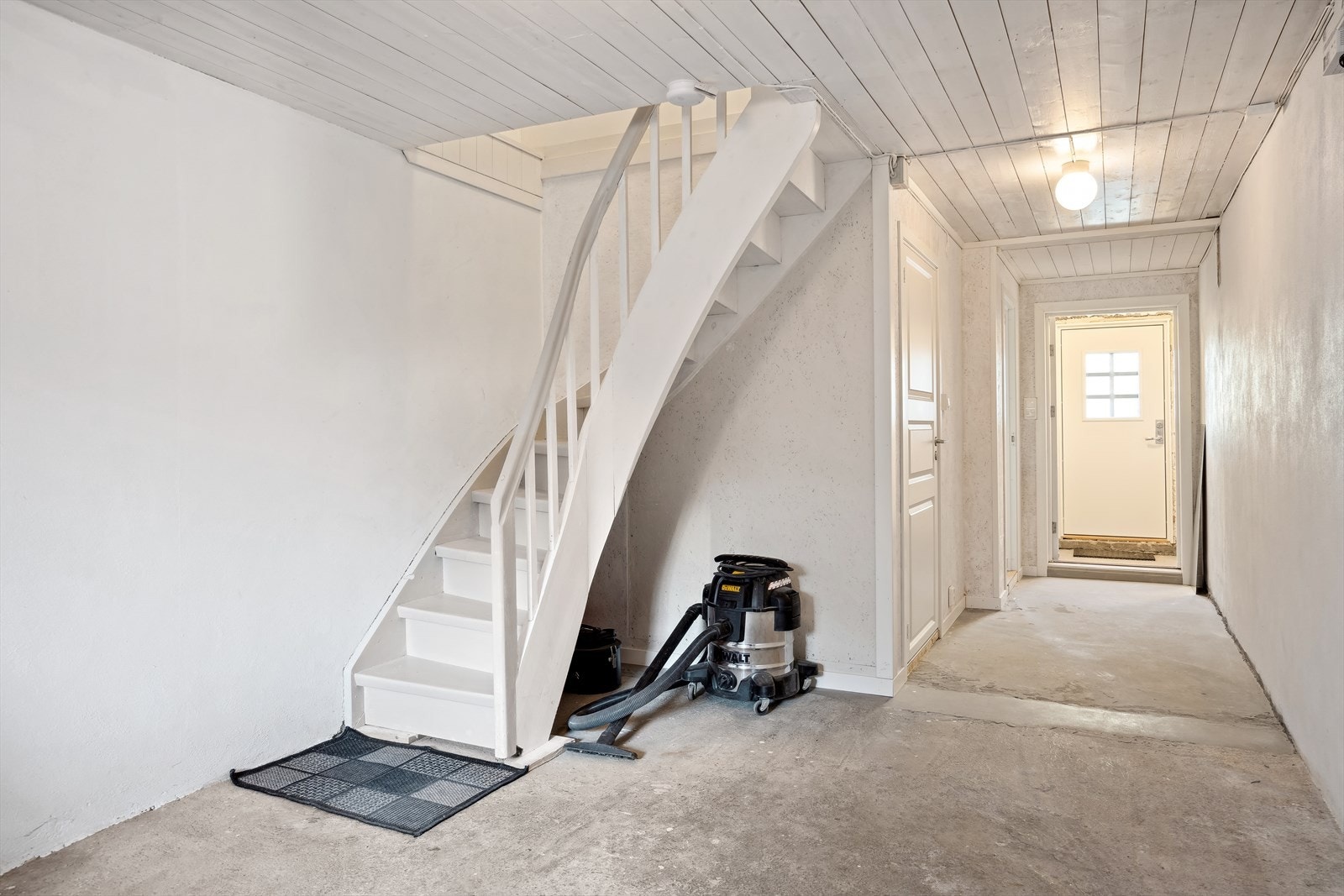 Ned til kjelleretasjen hvor det er oppholdsrom, soverom og teknisk rom Galleribilde