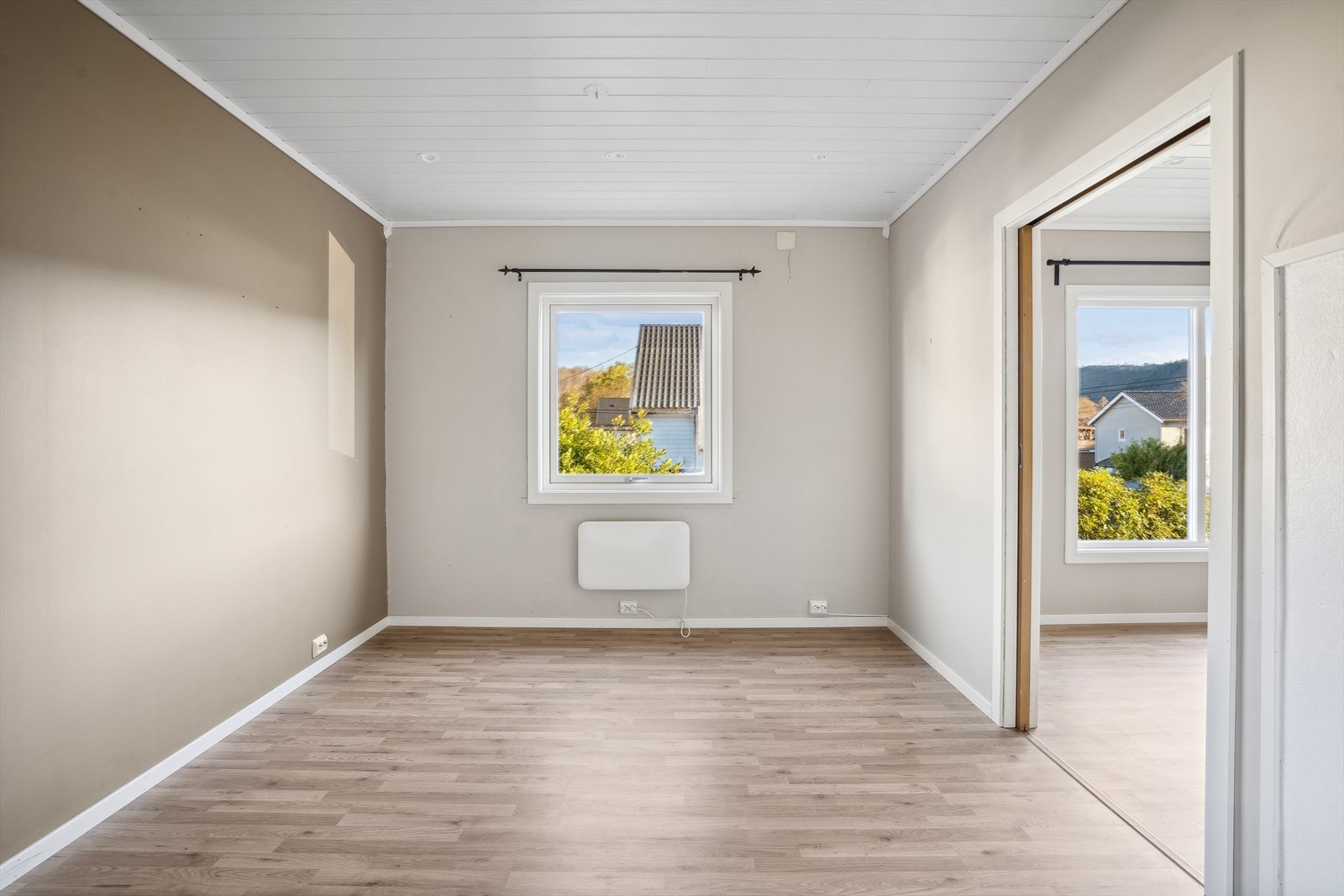 Spisestuen ligger mellom stue og kjøkken Galleribilde