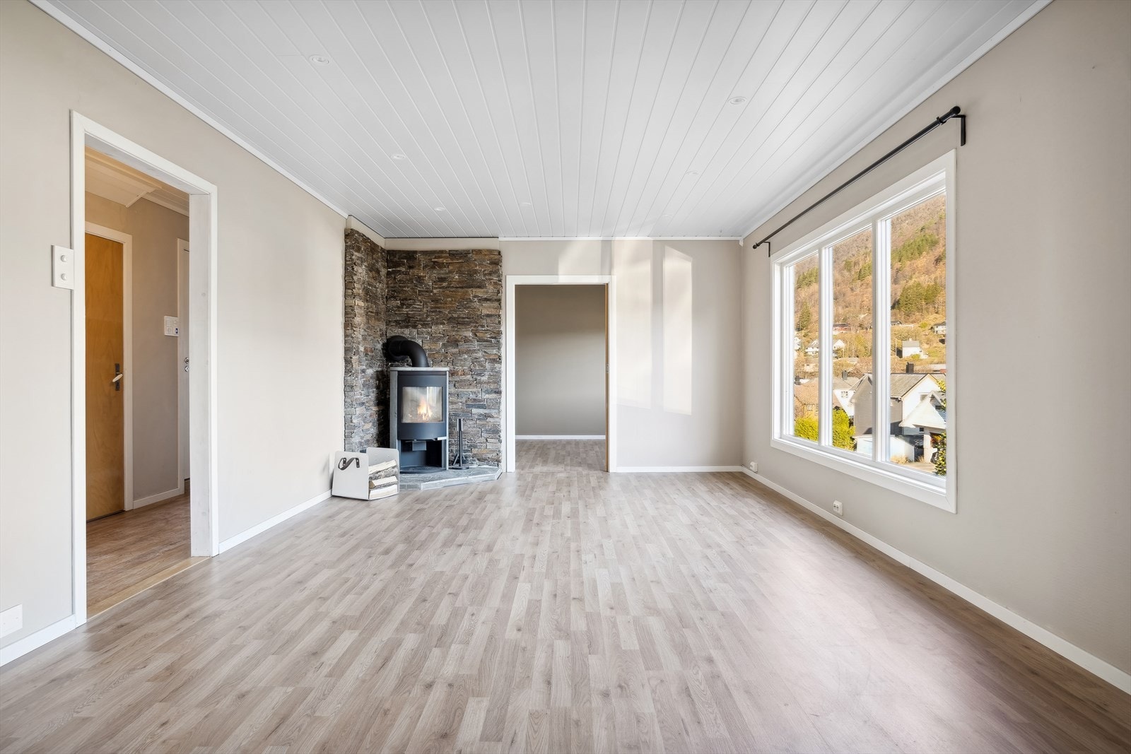 Romslig stue med god plass til sofagruppe Galleribilde