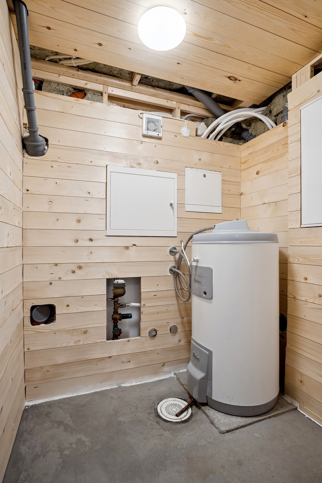 Varmtvannsbereder på ca. 188 liter, montert i 2019. Galleribilde