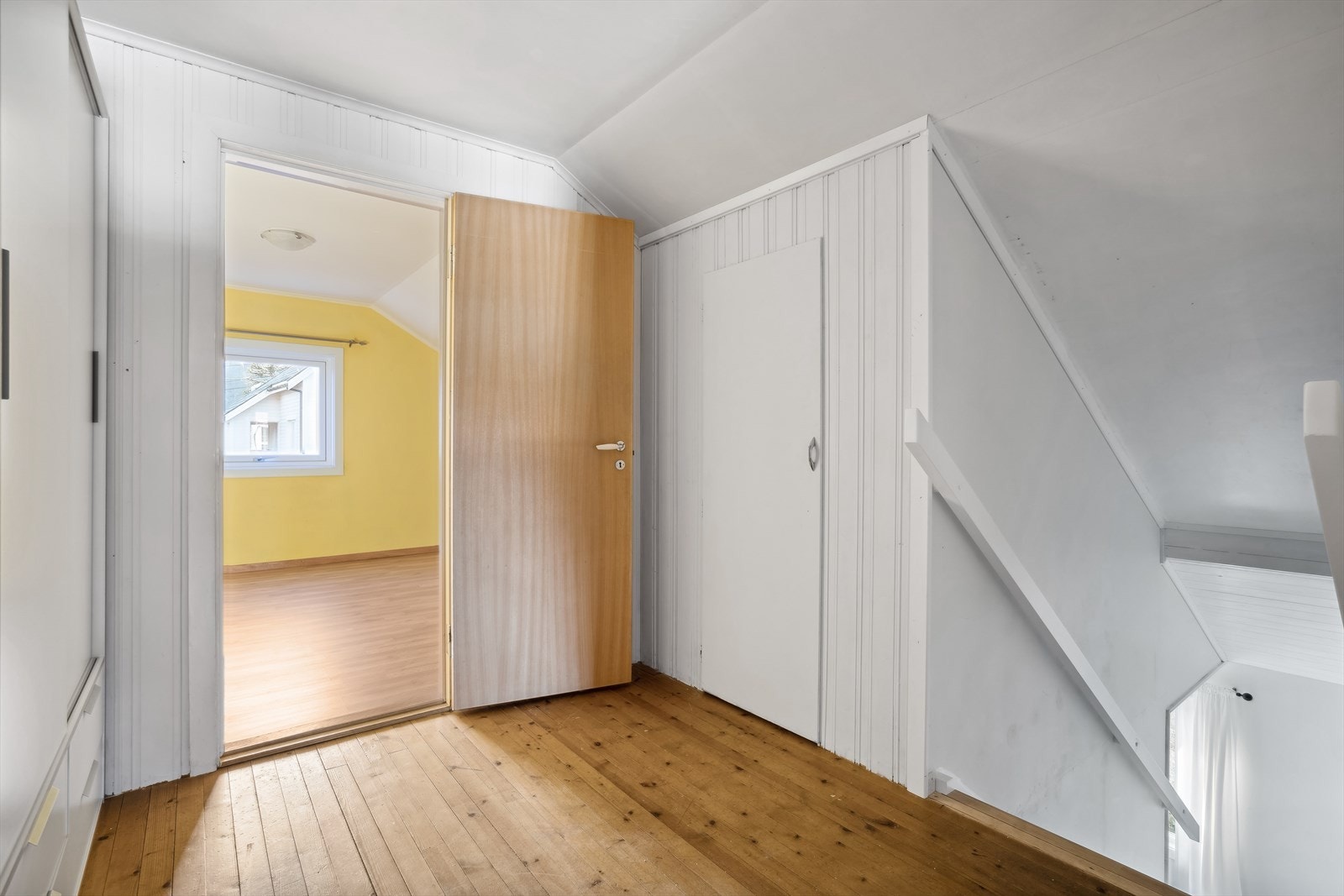 Loftsetasjen blir i dag brukt som oppholdsrom og soverom. Det er godkjent som loft Galleribilde