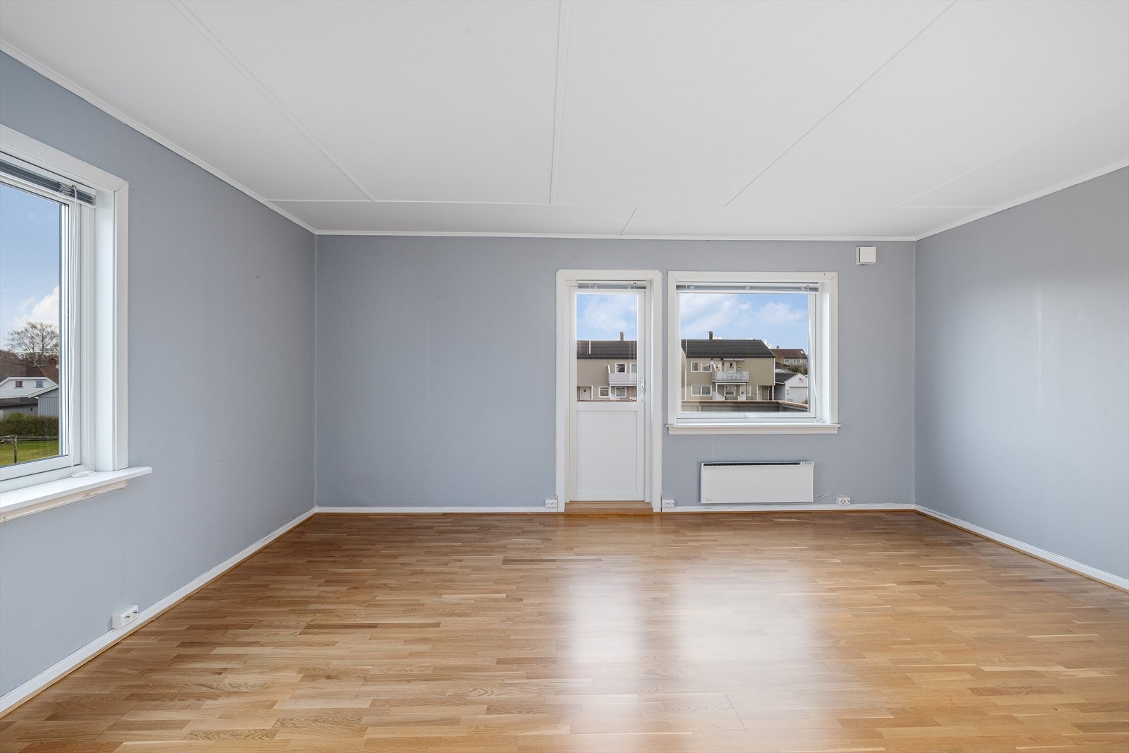 Stor, lys stue med utgang til solrik balkong. Galleribilde