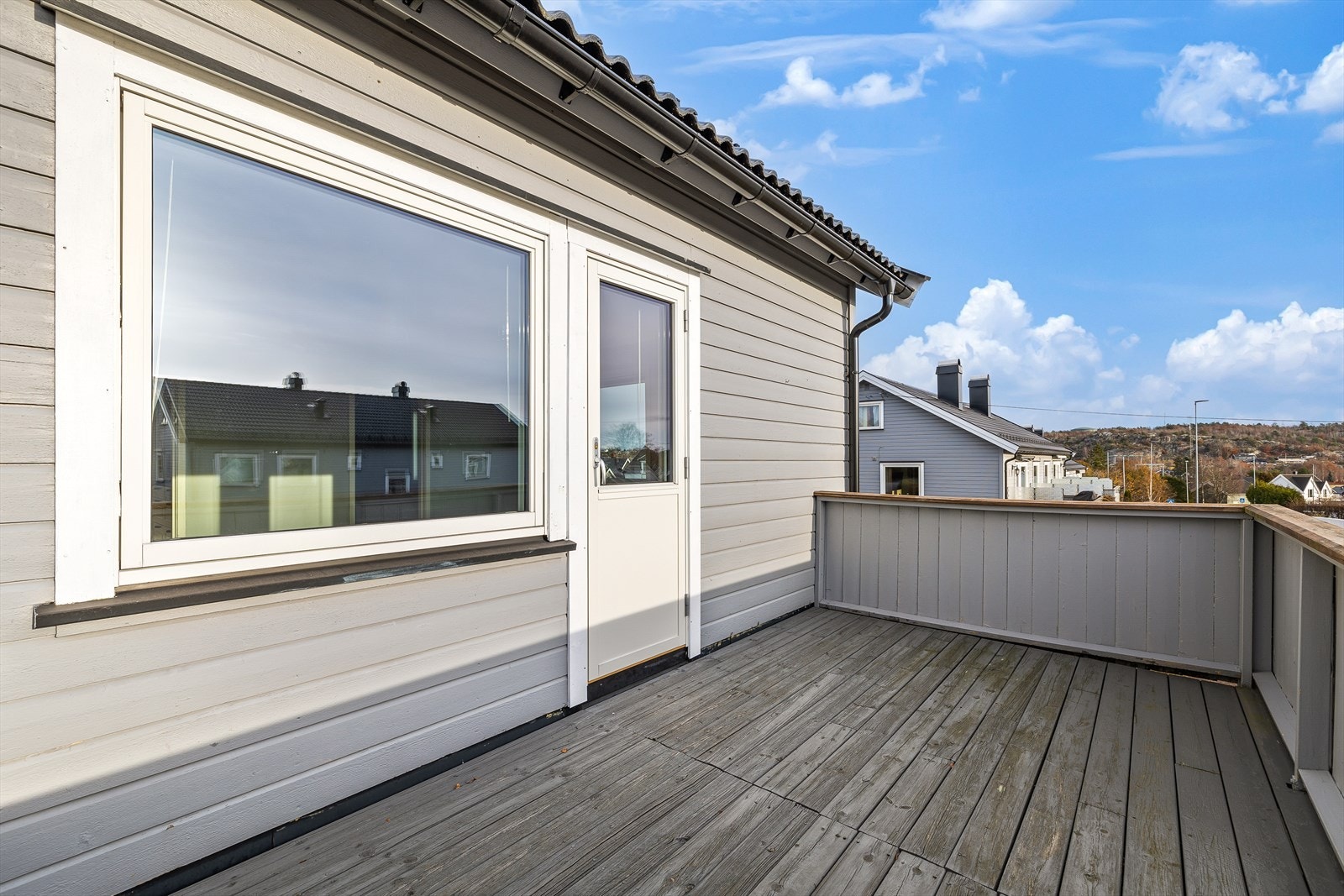 Stor, solrik balkong. Galleribilde