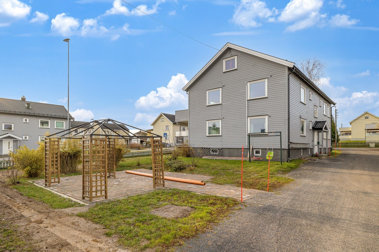 Opparbeidet, felles uteplass Galleribilde