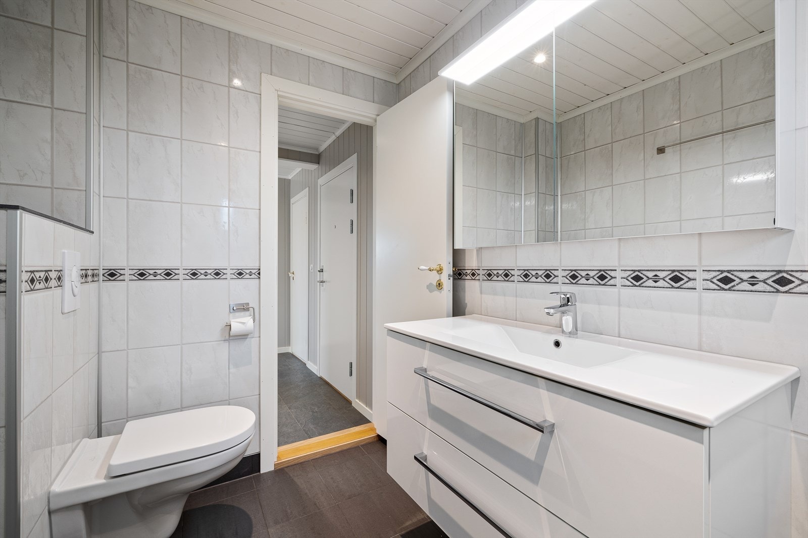 Nyere, pen oppusset bad. Galleribilde
