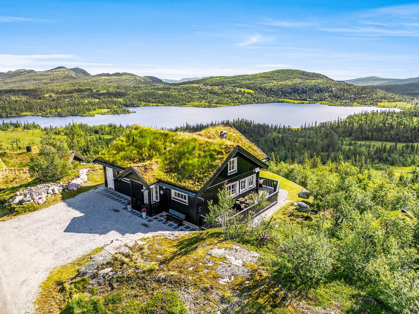 Hytta ligger fantastisk plassert på en utsiktstomt høyt og fritt, ca. 945 moh. Galleribilde