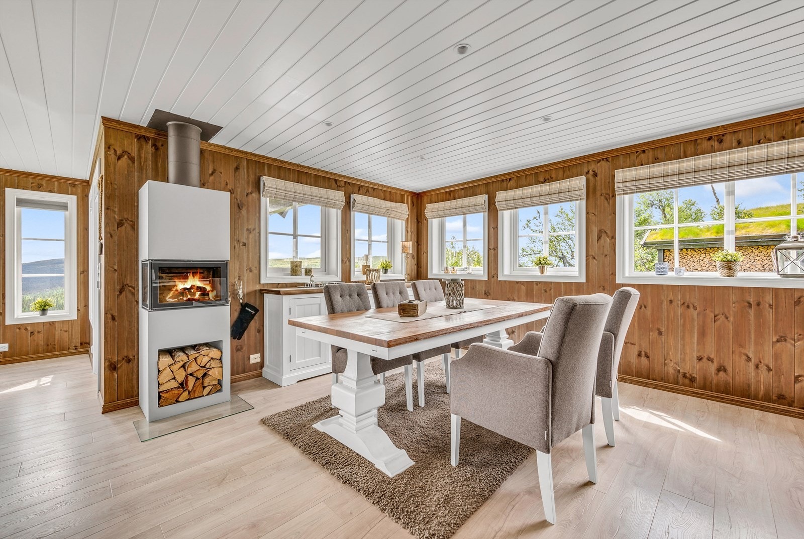 Spisestue med fine vindusflater og flott peis som varmer godt på kalde vinterkvelder. Galleribilde