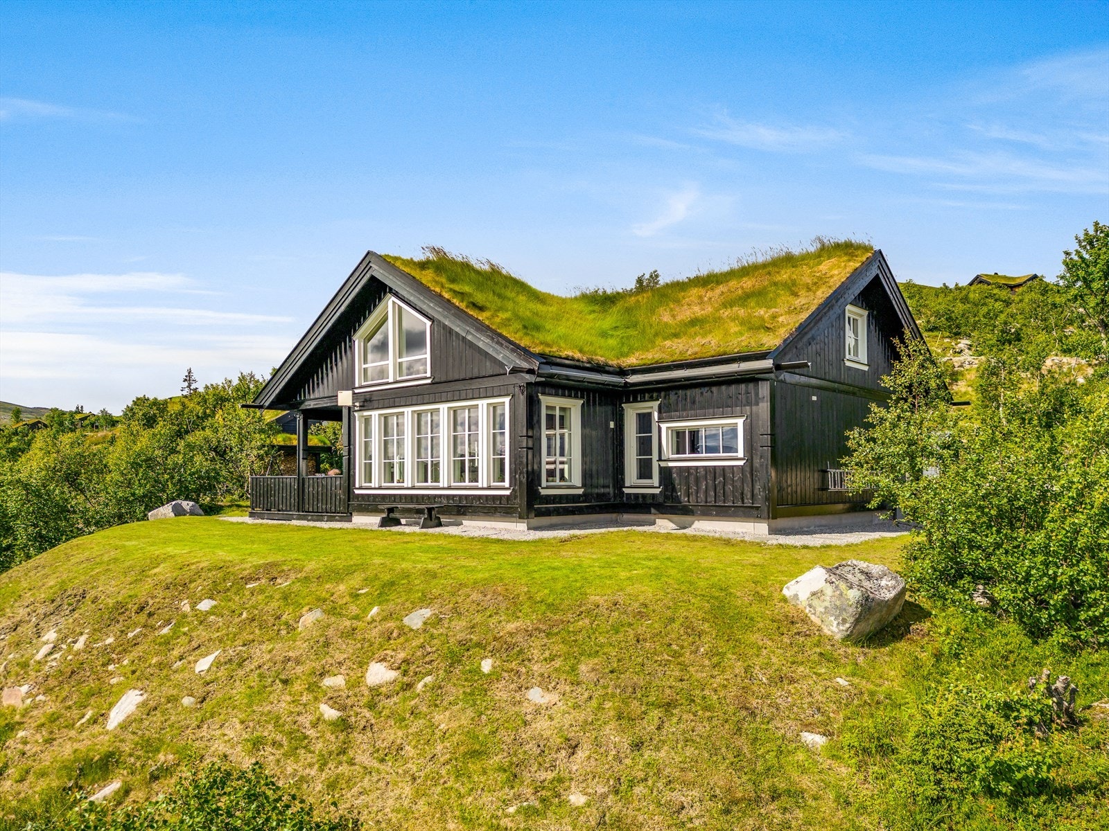Pent opparbeidet tomt og godt vedlikeholdt hytte. Galleribilde