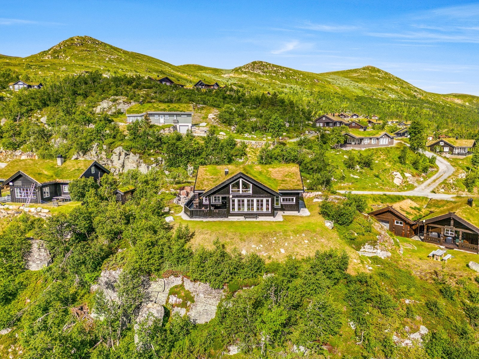 I bakkant av hytta har man et nydelig høyfjellsplatå med rekke flotte fjelltopper. Galleribilde