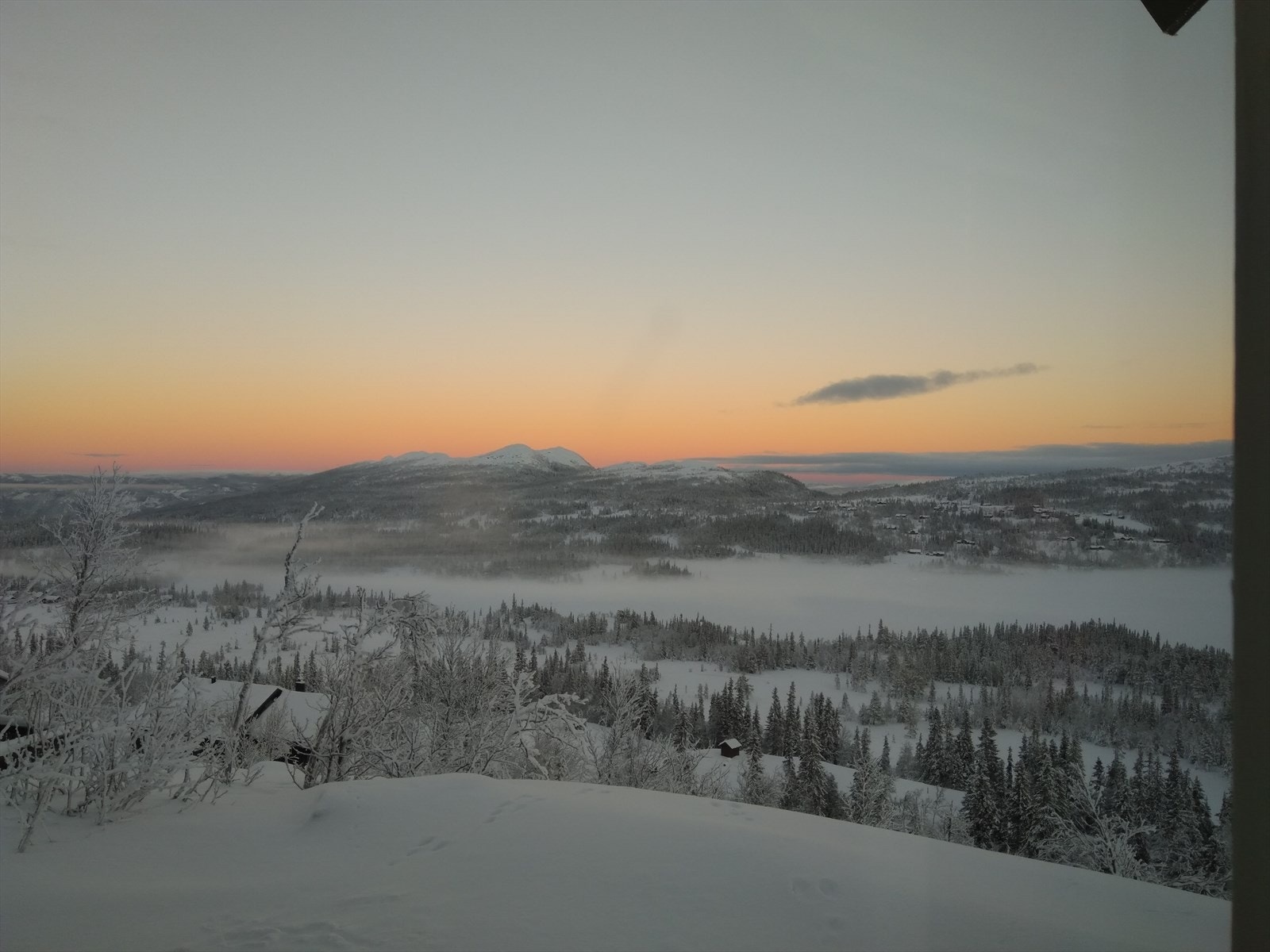 Helgesetvannet med Anfinnatten.jpg Galleribilde