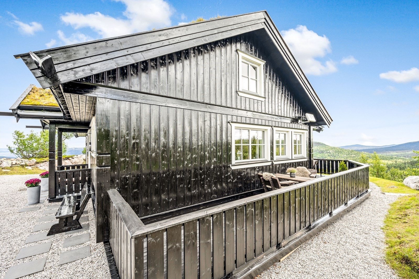 Terrassen går rundt på den ene kortsiden av hytta. Galleribilde
