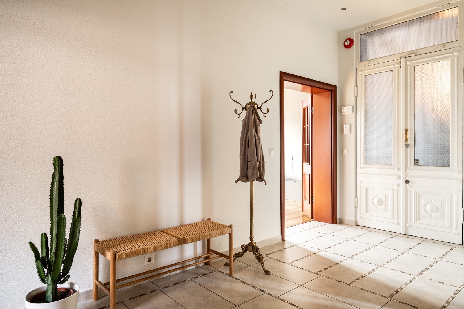 Stor og innbydende entré/gang med flislagt gulv. Galleribilde
