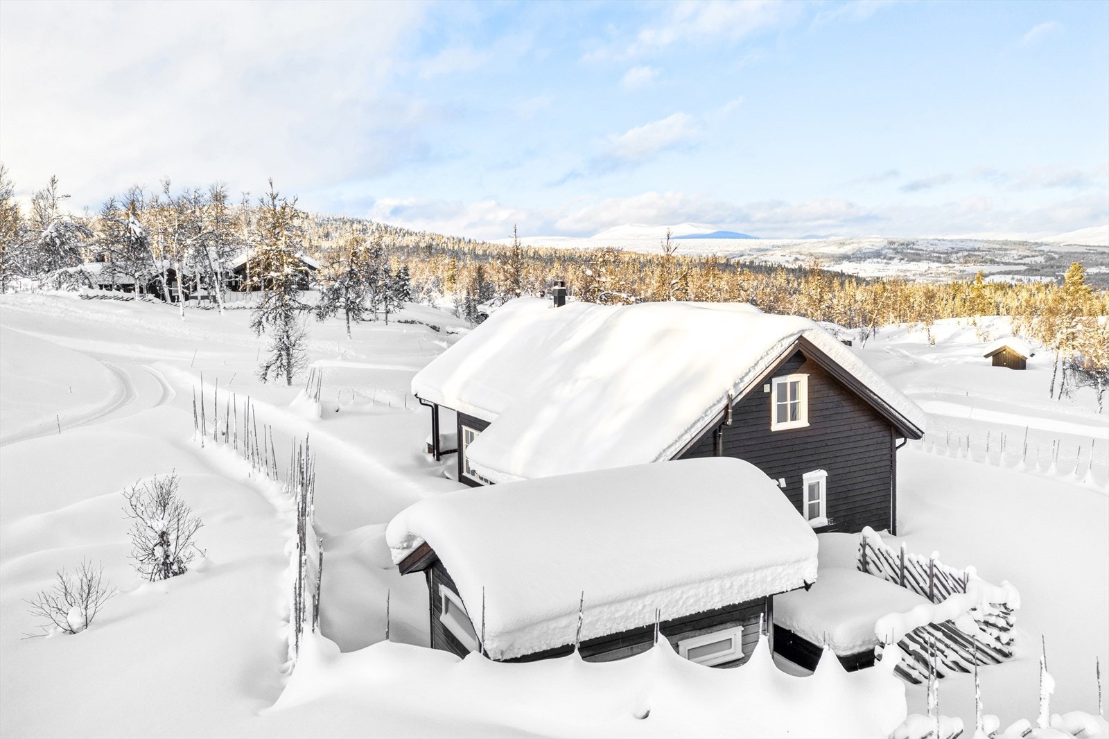 Fantastisk utsikt til fjellheimen kan nytes fra den herlige jacuzzien Galleribilde