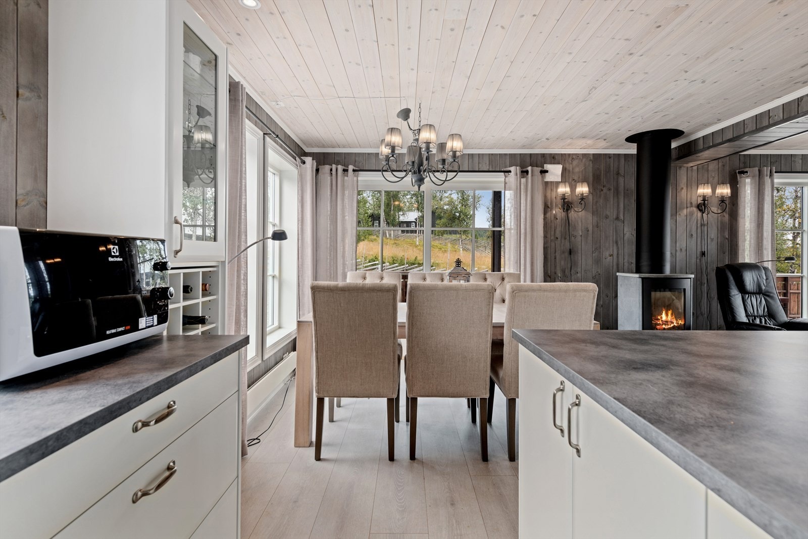 Ved kjøkkenet er det god plass til et langbord for å samle venner og familie Galleribilde