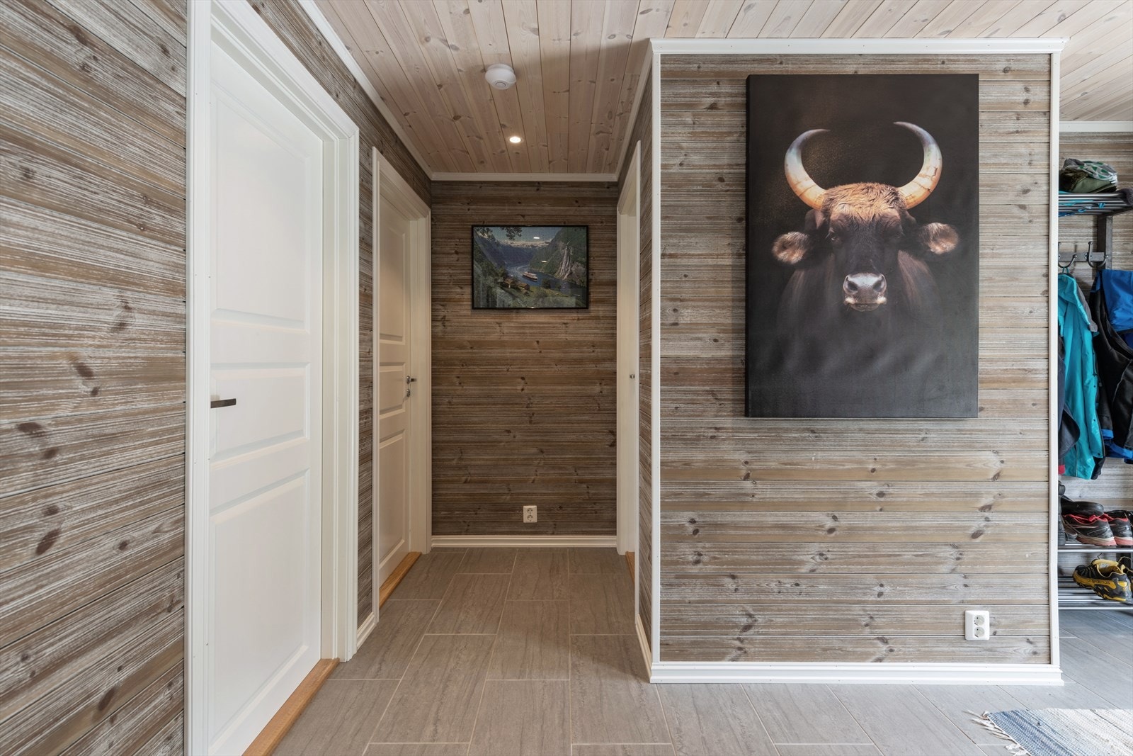 Fra entrégangen er det tilgang til bad og hovedetasjens to soverom. Galleribilde