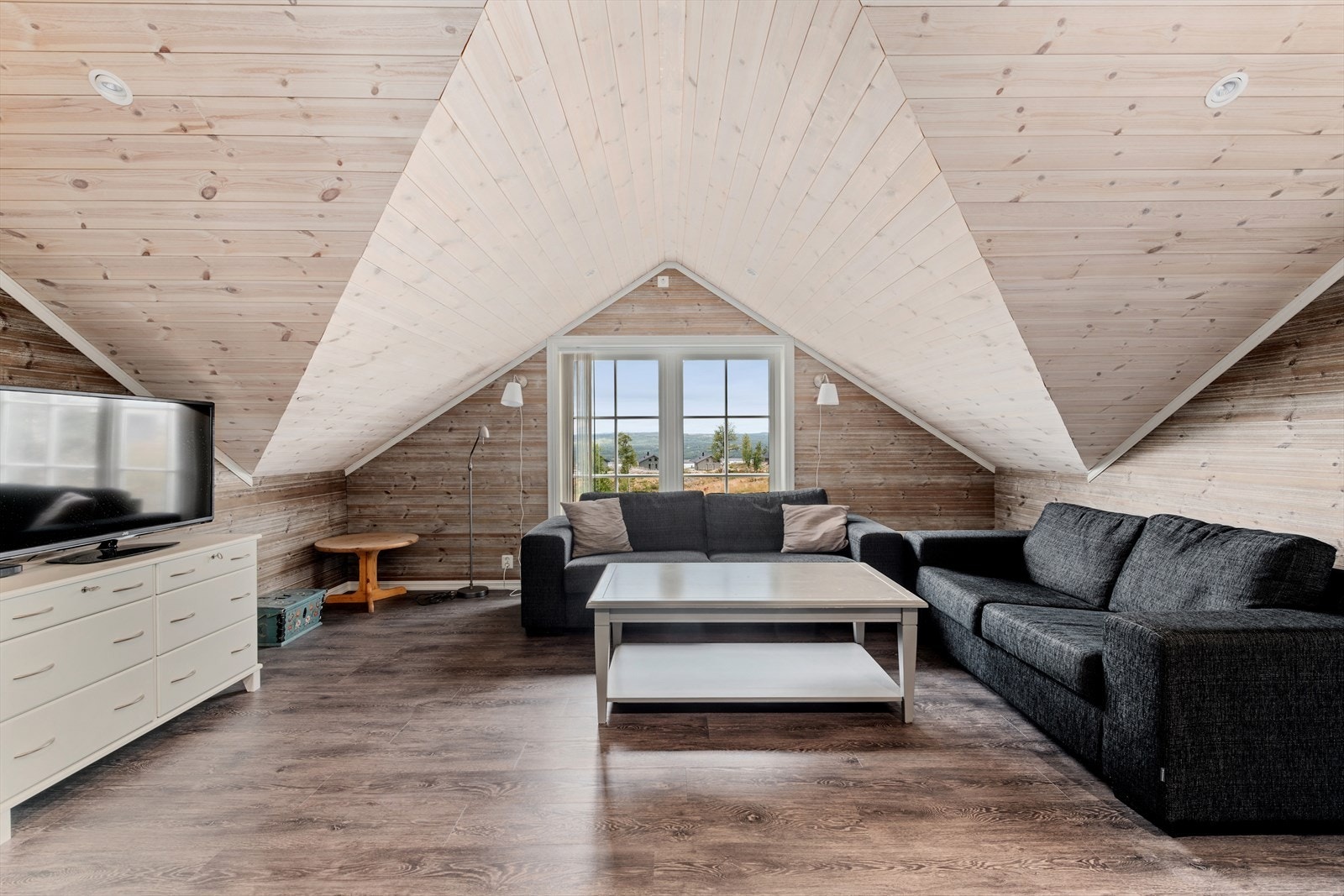 Stor loftsstue er kjekt å ha med barn eller ungdom i hus. Galleribilde