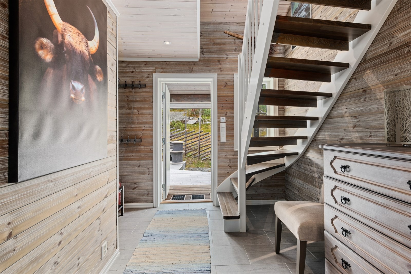 Her ønskes du velkommen inn til romslig og flislagt entre. Galleribilde