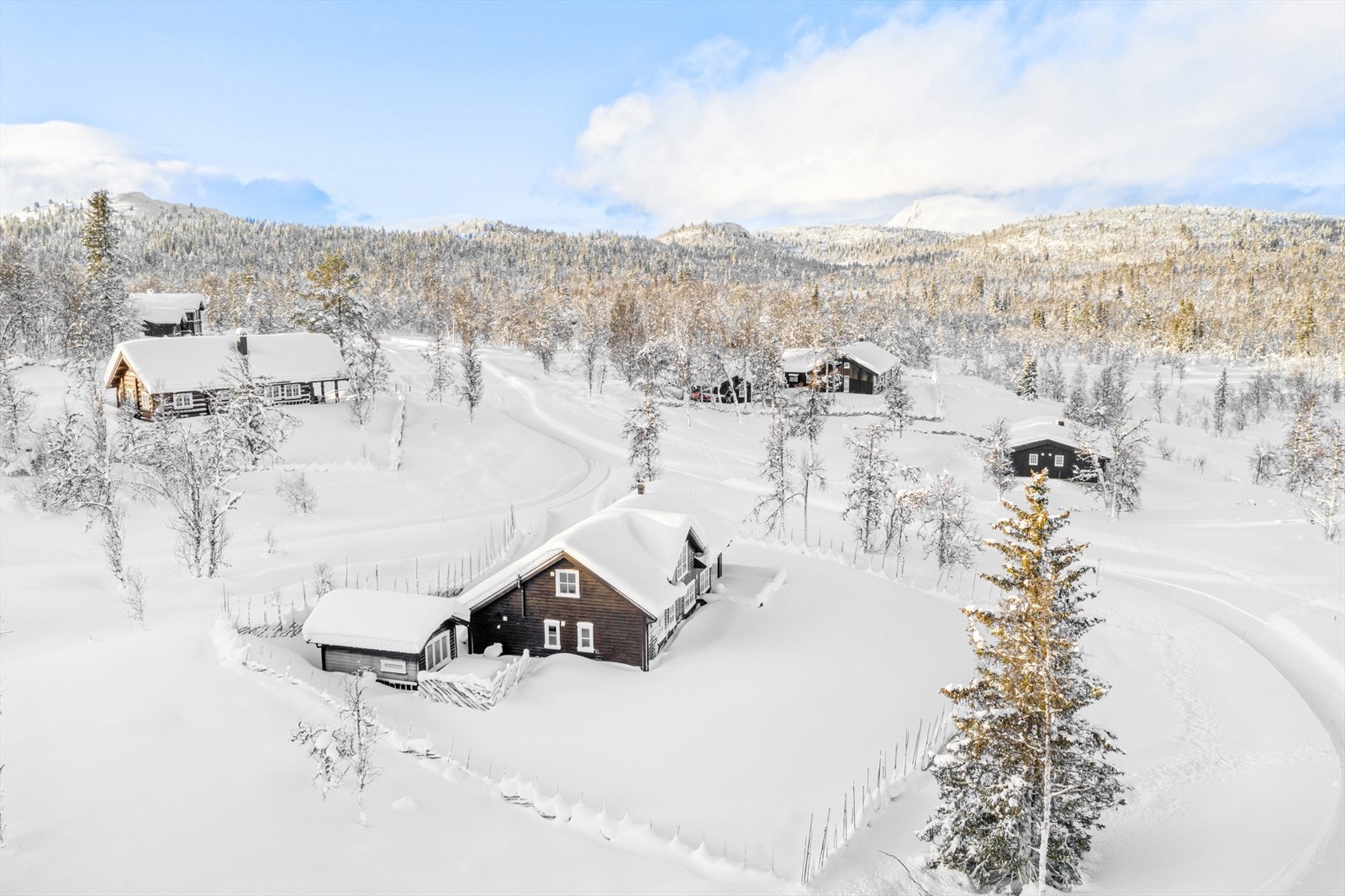 Hytta ligger kort vei fra Golsfjell Fjellstue og kun ti minutter kjøring til nærmeste alpinsenter. Galleribilde