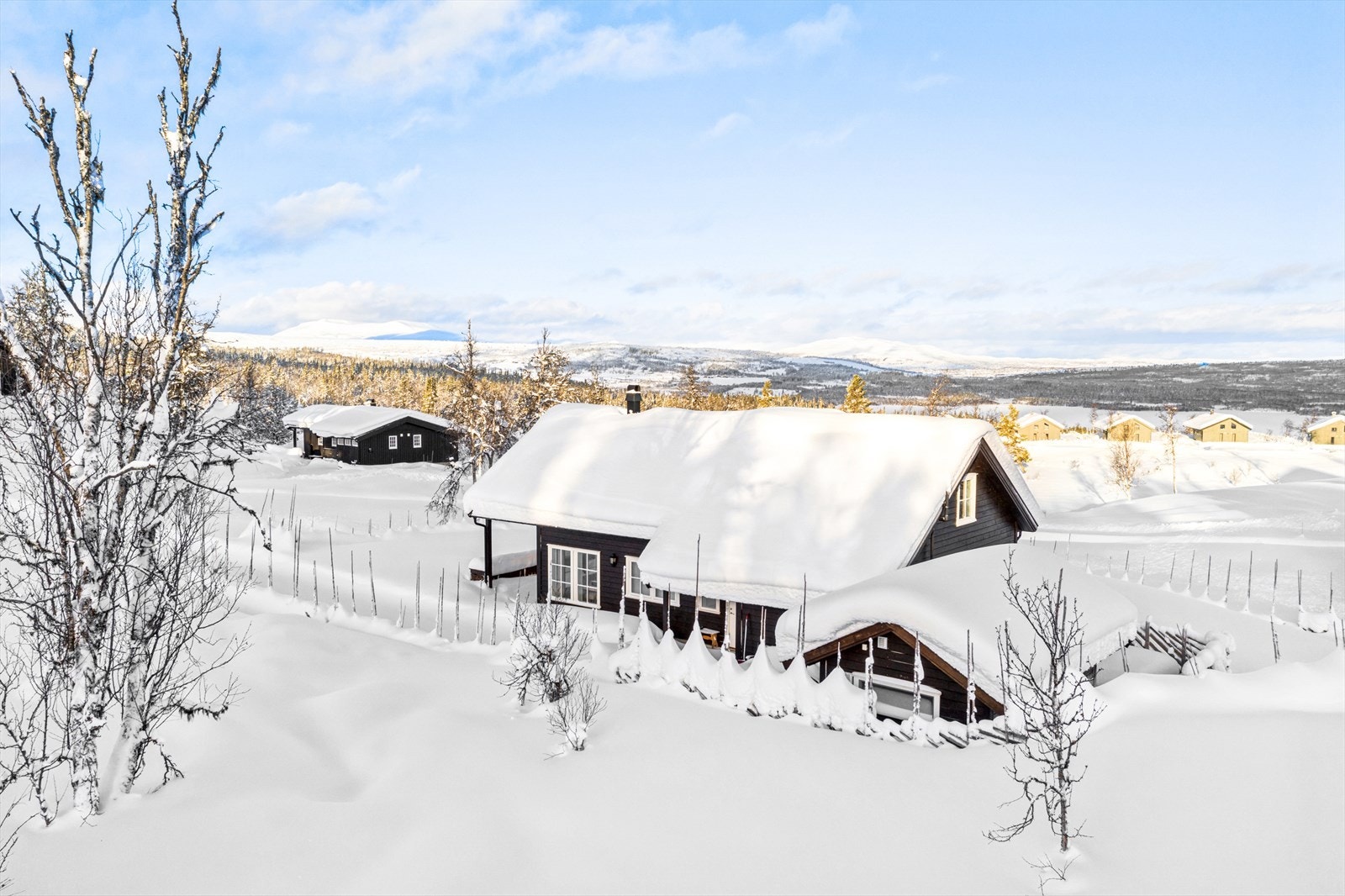 Fra eiendommen er det flott utsyn til Tisleifjorden og fjellheimen. Galleribilde