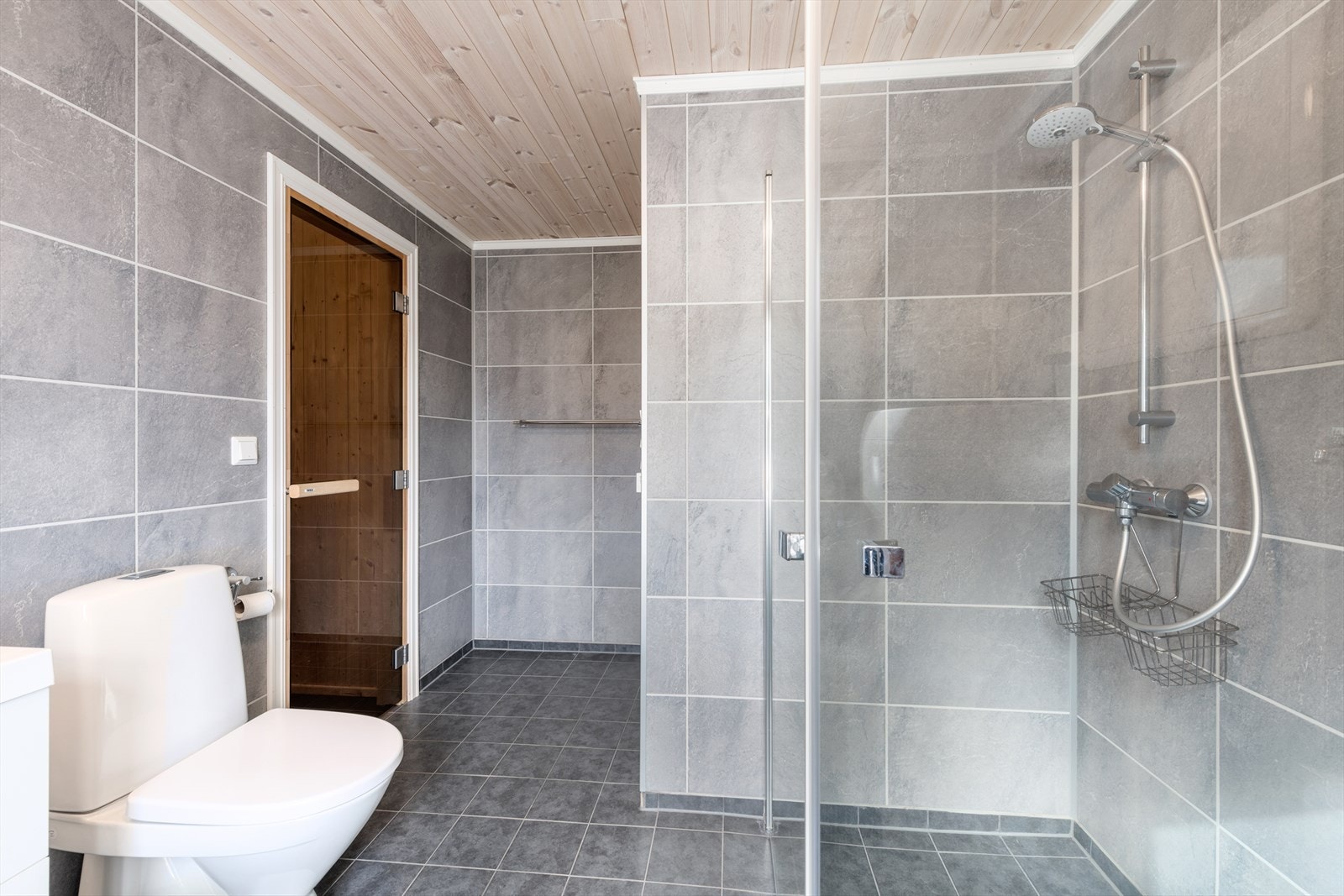 På badet er det tilgang til badstue Galleribilde