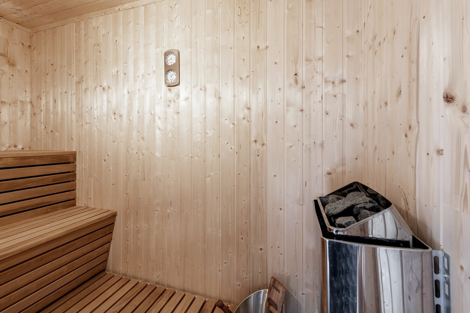 Badstuen har plassbygde benker i tre. Galleribilde