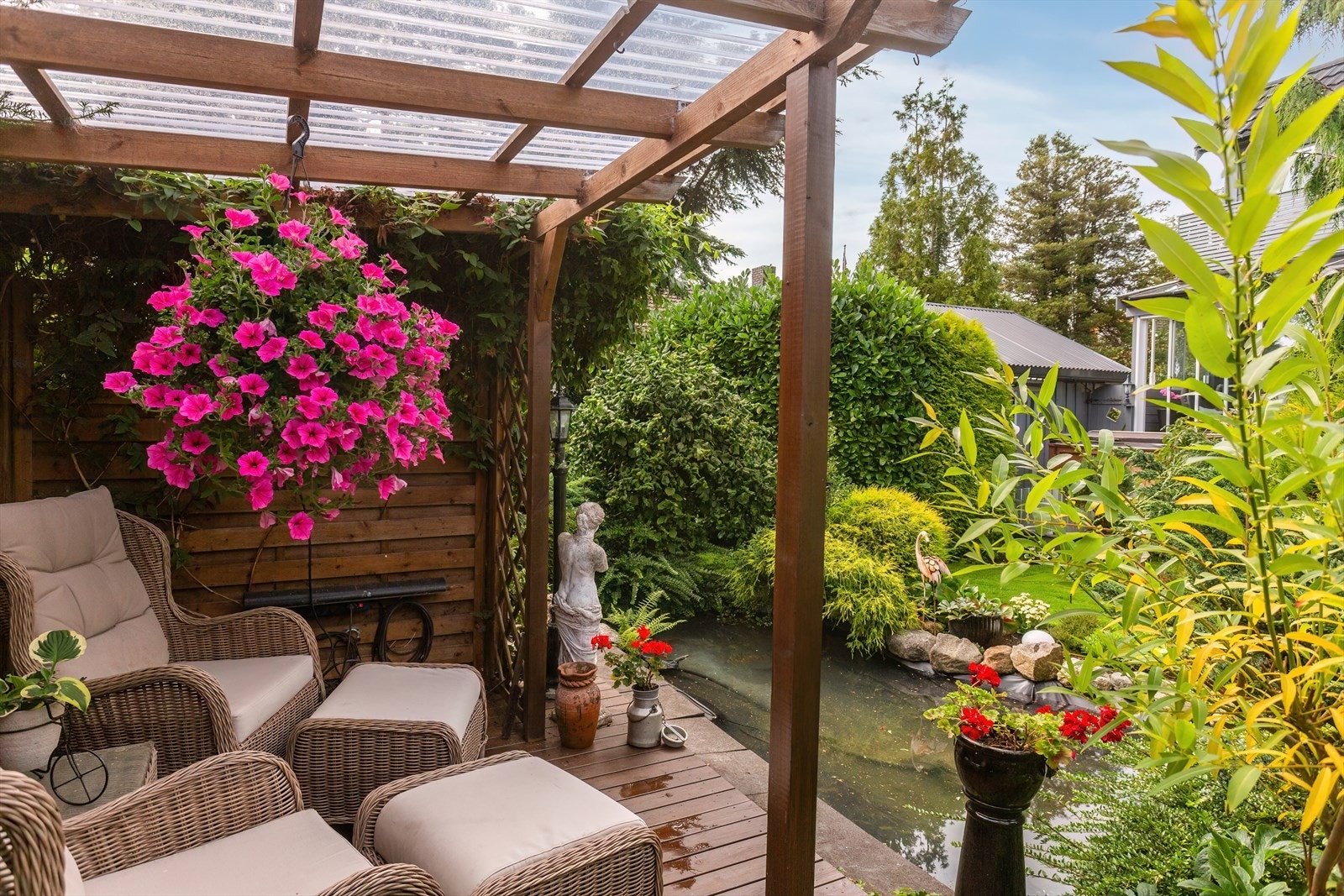 Her kan en sitte å nyte utsikten over den flotte hagen Galleribilde