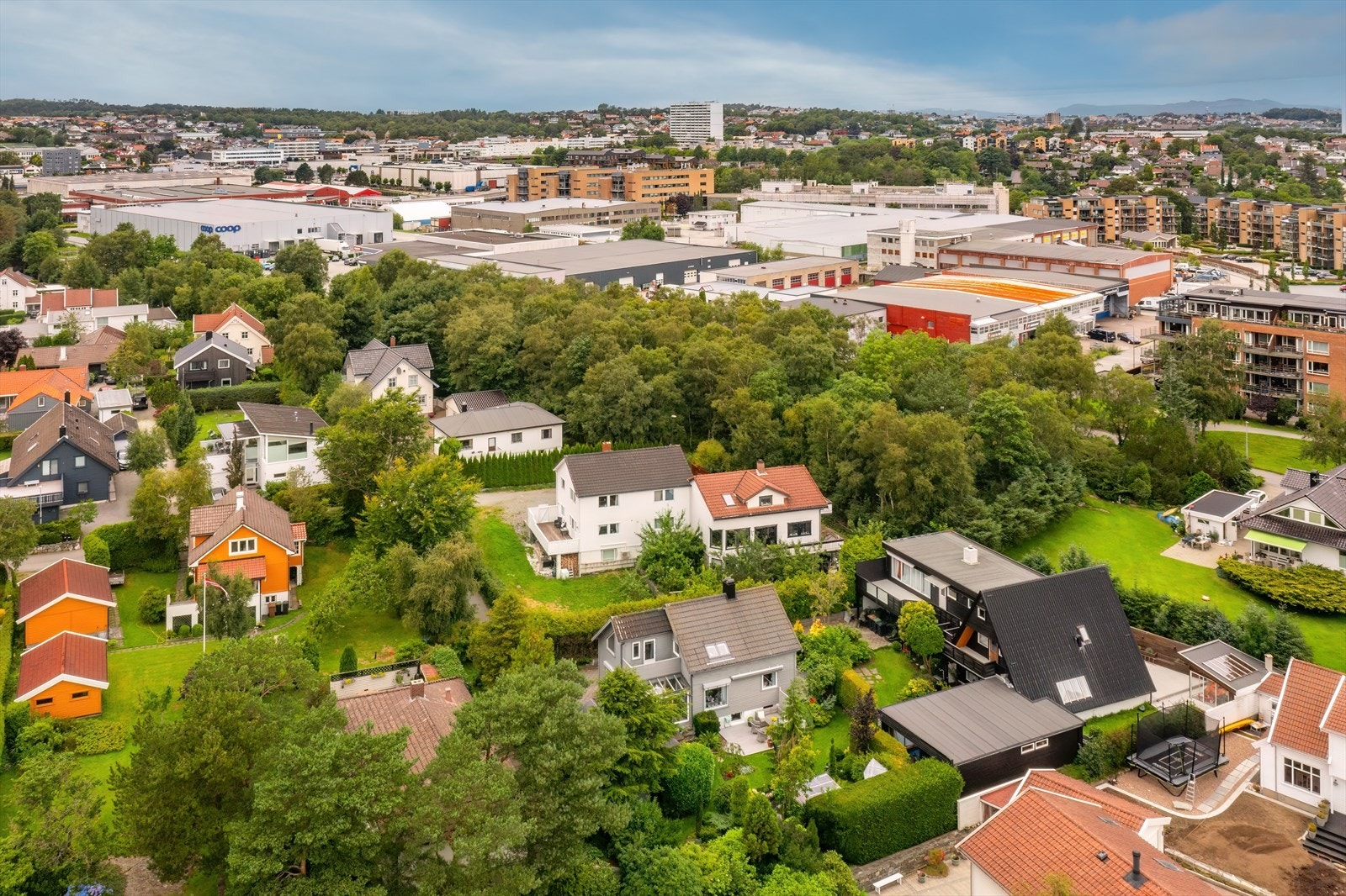 Huset er 1 av 2 hus som ligger i en blindvei Galleribilde