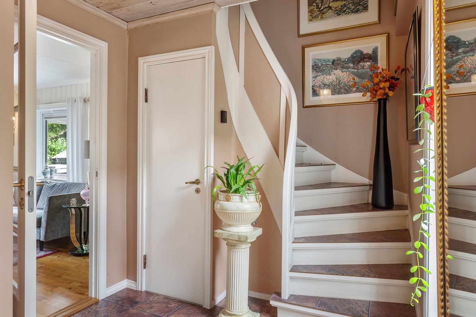 Kott under trapp for ekstra lagringsplass Galleribilde