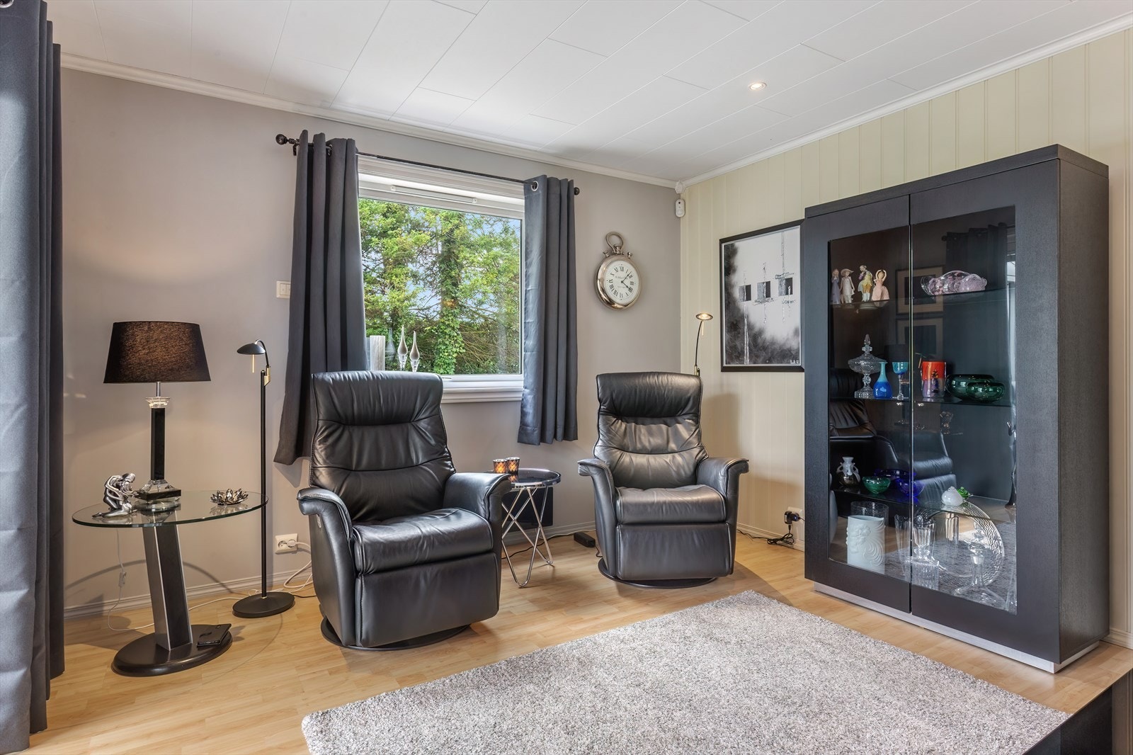 Fra stuen er det inngang til TV-stue/soverom Galleribilde