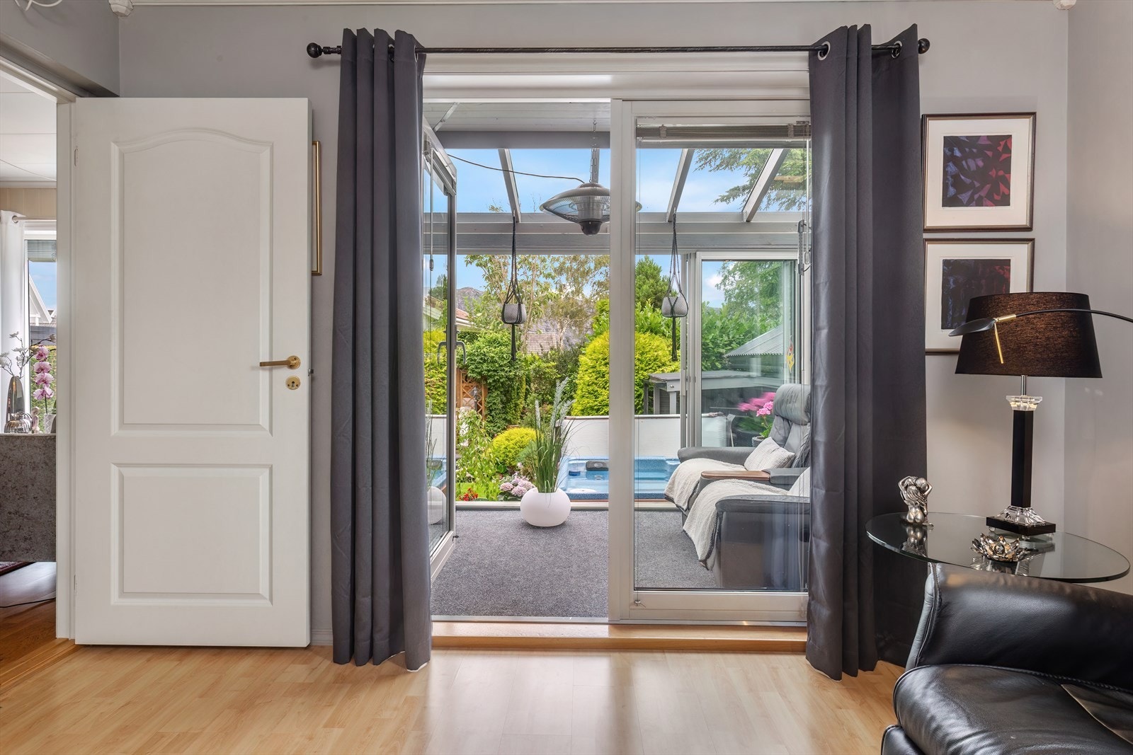 Fra TV-stue er det utang til en kjekk hagestue Galleribilde