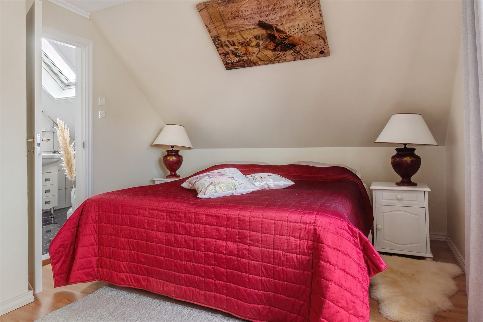 Hovedsoverom med inngang til bad Galleribilde