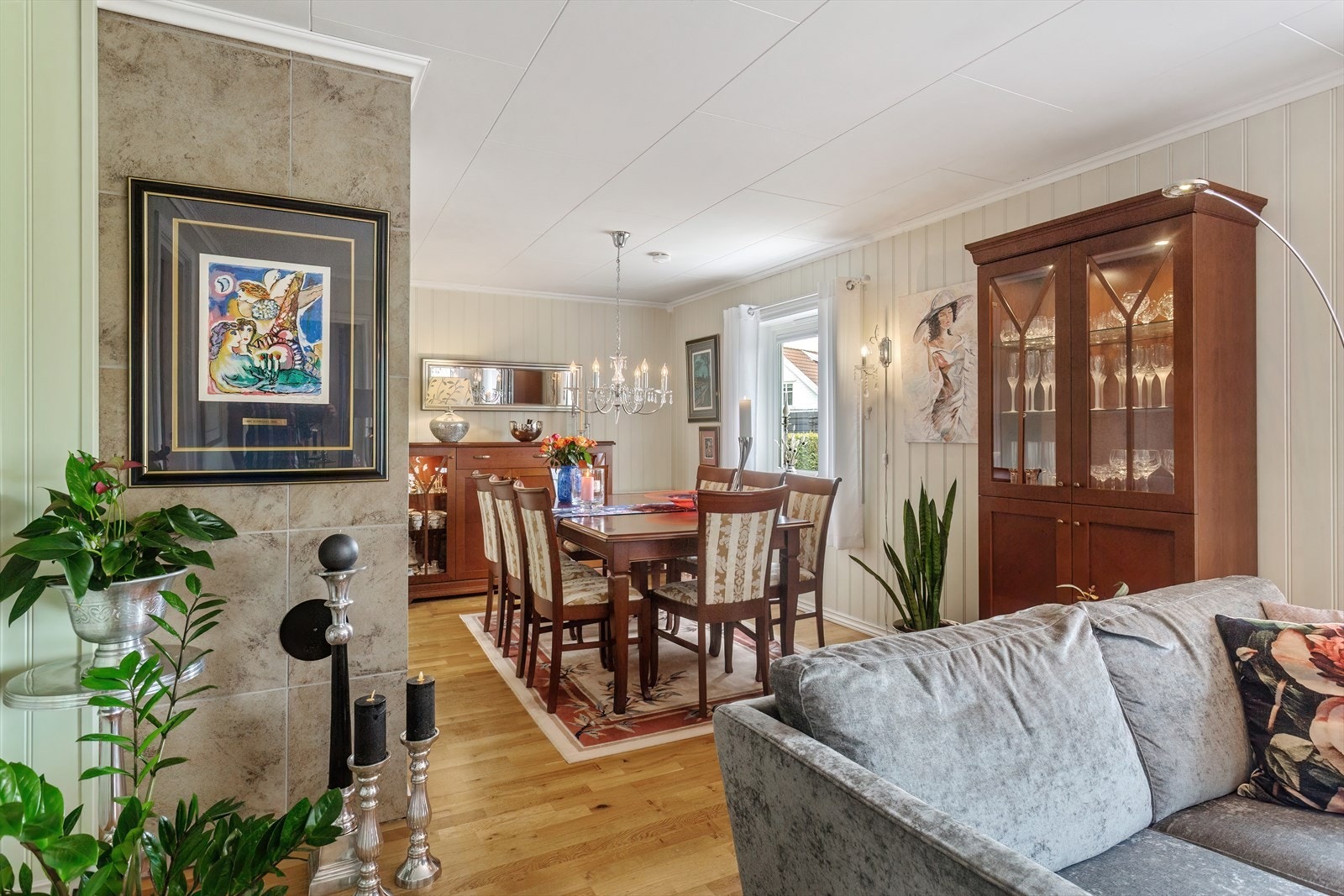 God plass til egen spisegruppe i stuen Galleribilde