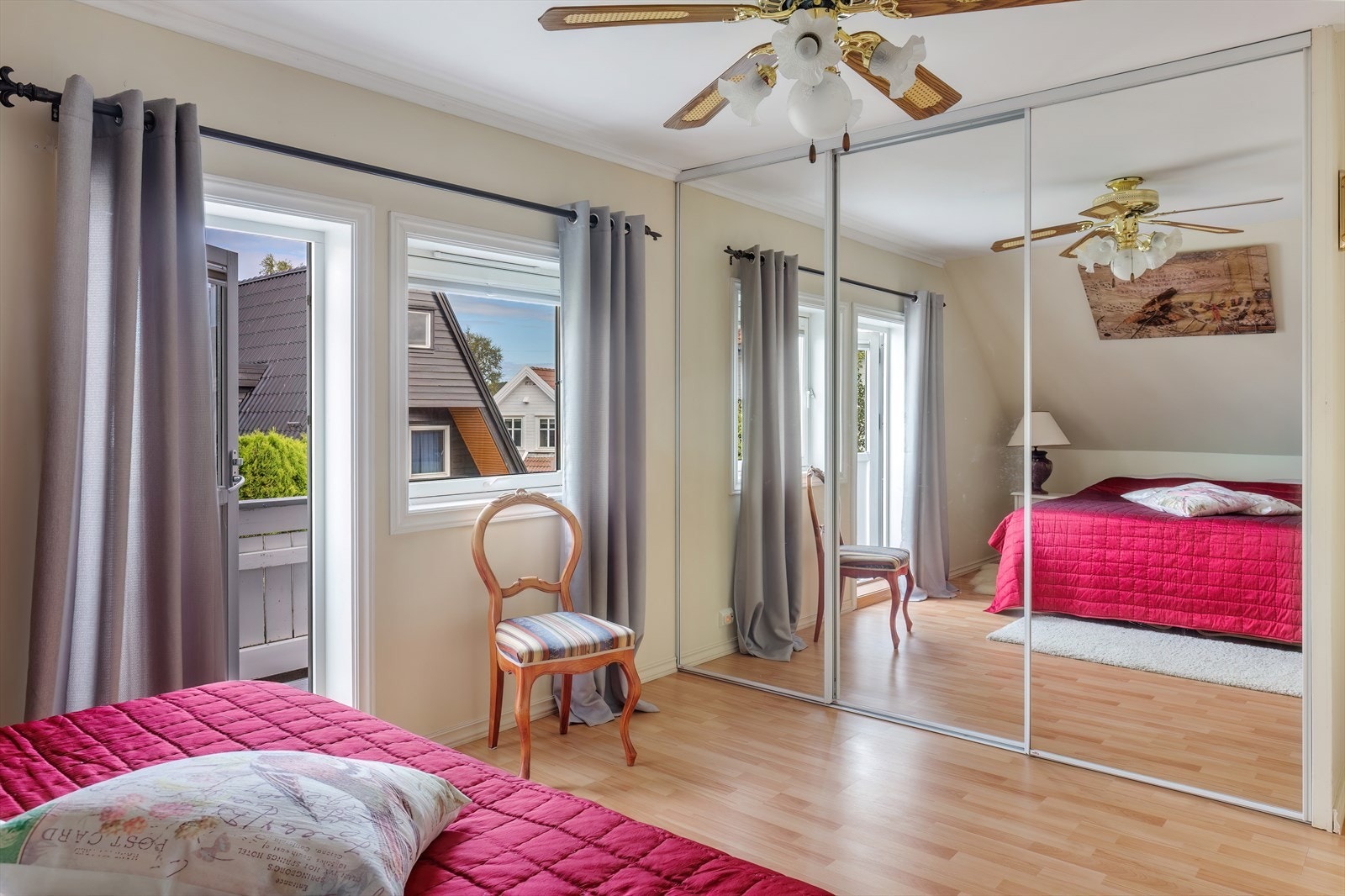 Soverom - Godt med skapplass og egen balkong Galleribilde