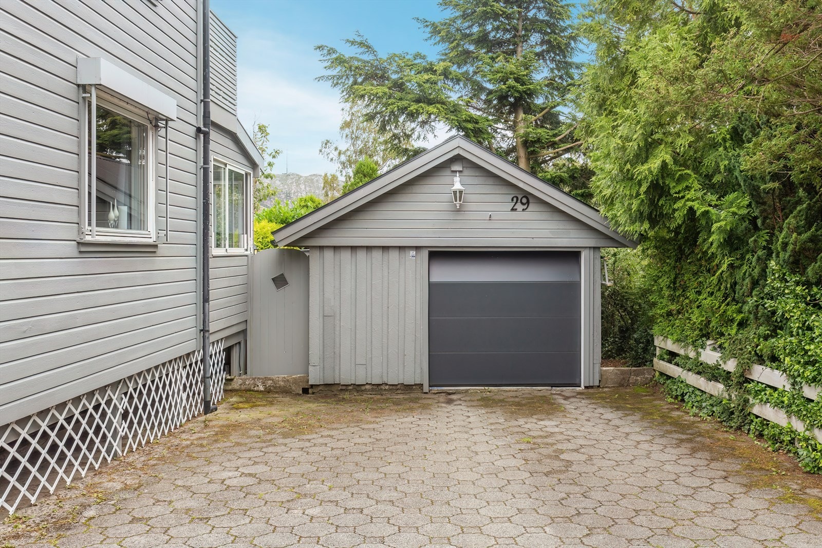 Egen garasje med plass til bil og mye oppbevaringsplass Galleribilde