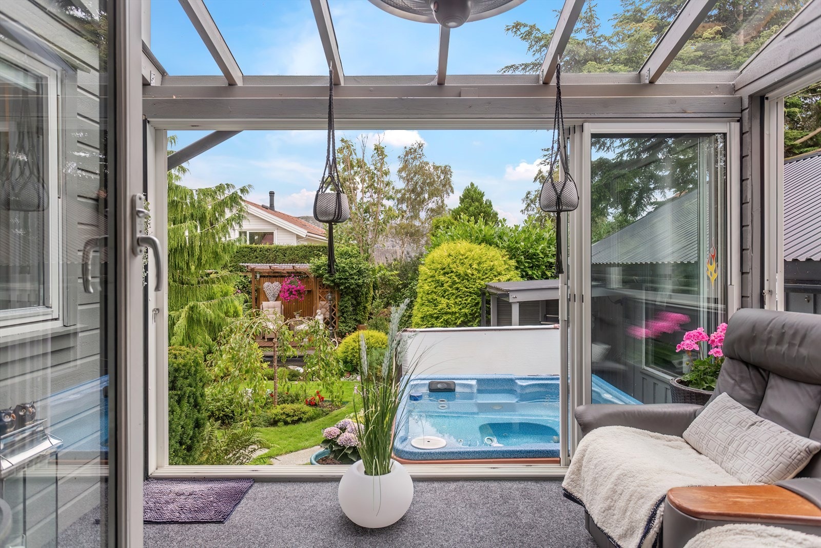 Fra hagestuen er det direkte utgang til hagen Galleribilde