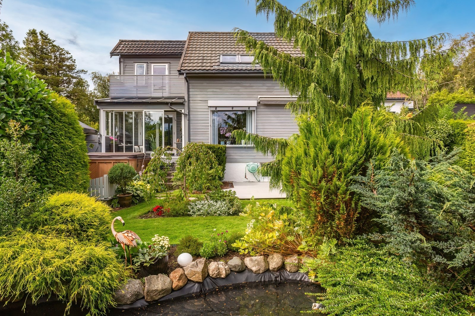 Eiendommen har et nydelig opparbeidet uteområde Galleribilde