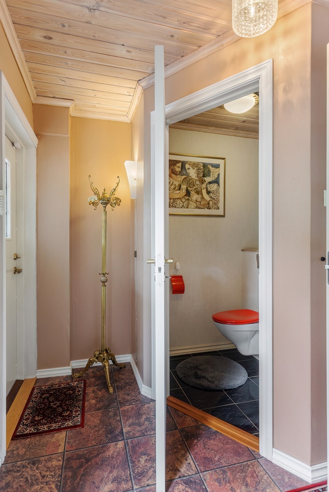 I entre er det et gjestetoalett Galleribilde