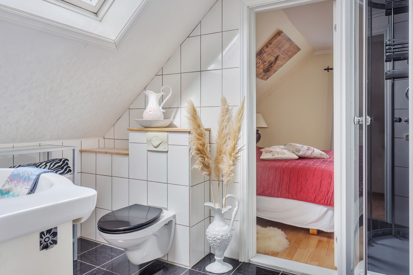 Bad - helfliset i tidløs fargekombinasjon Galleribilde