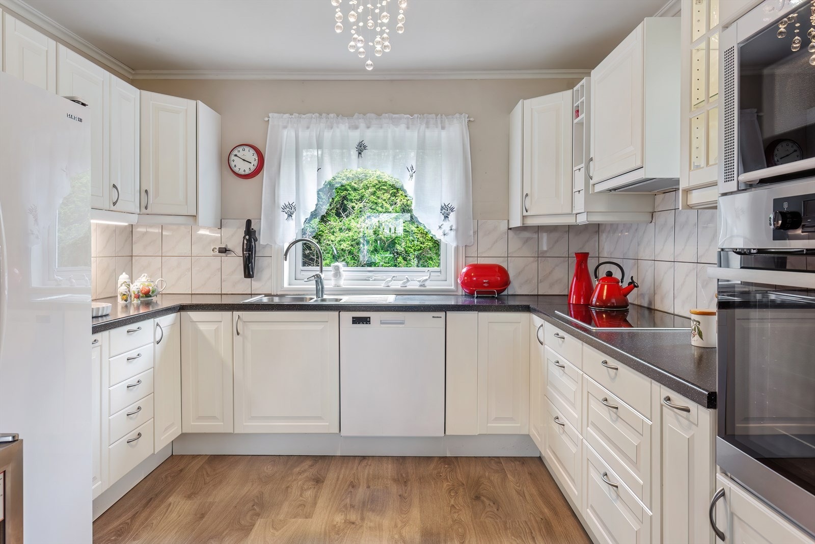 Kjøkken -praktisk innredet med god benk- og skapplass Galleribilde