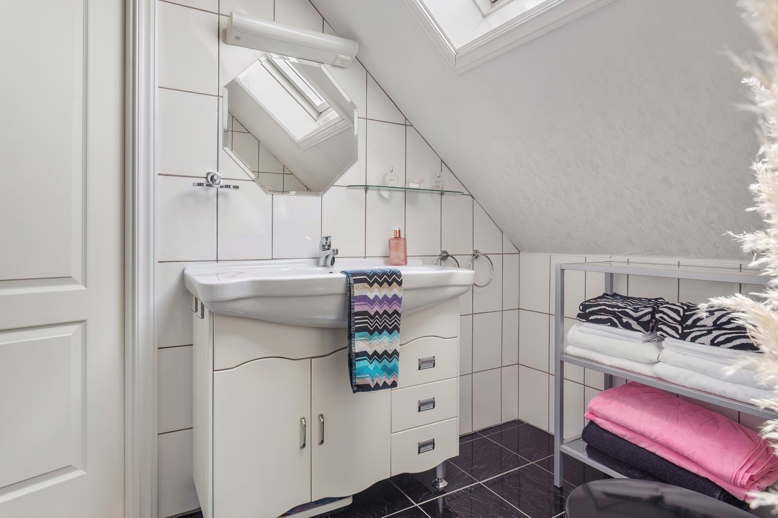 Bad - med inngang fra både loftstue og hovedsoverom Galleribilde