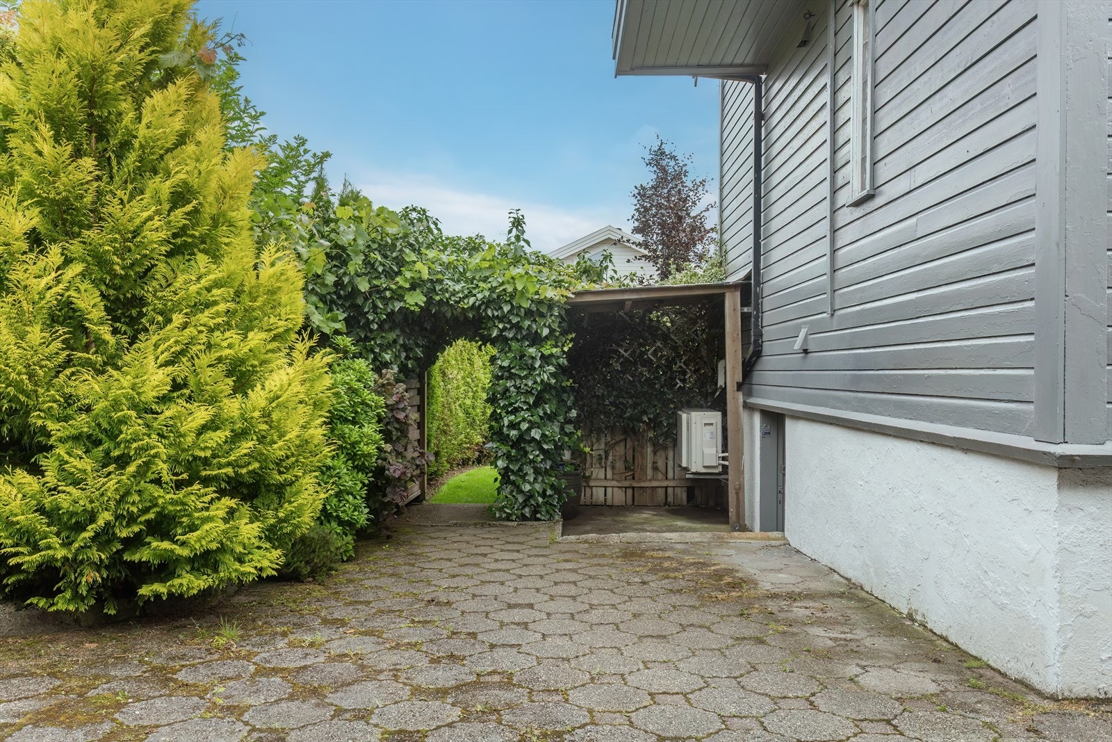 Inngang til kjeller på høyre side og portal inn til hagen Galleribilde